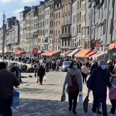 Honfleur Sur Les Quais Autour Du Bassin